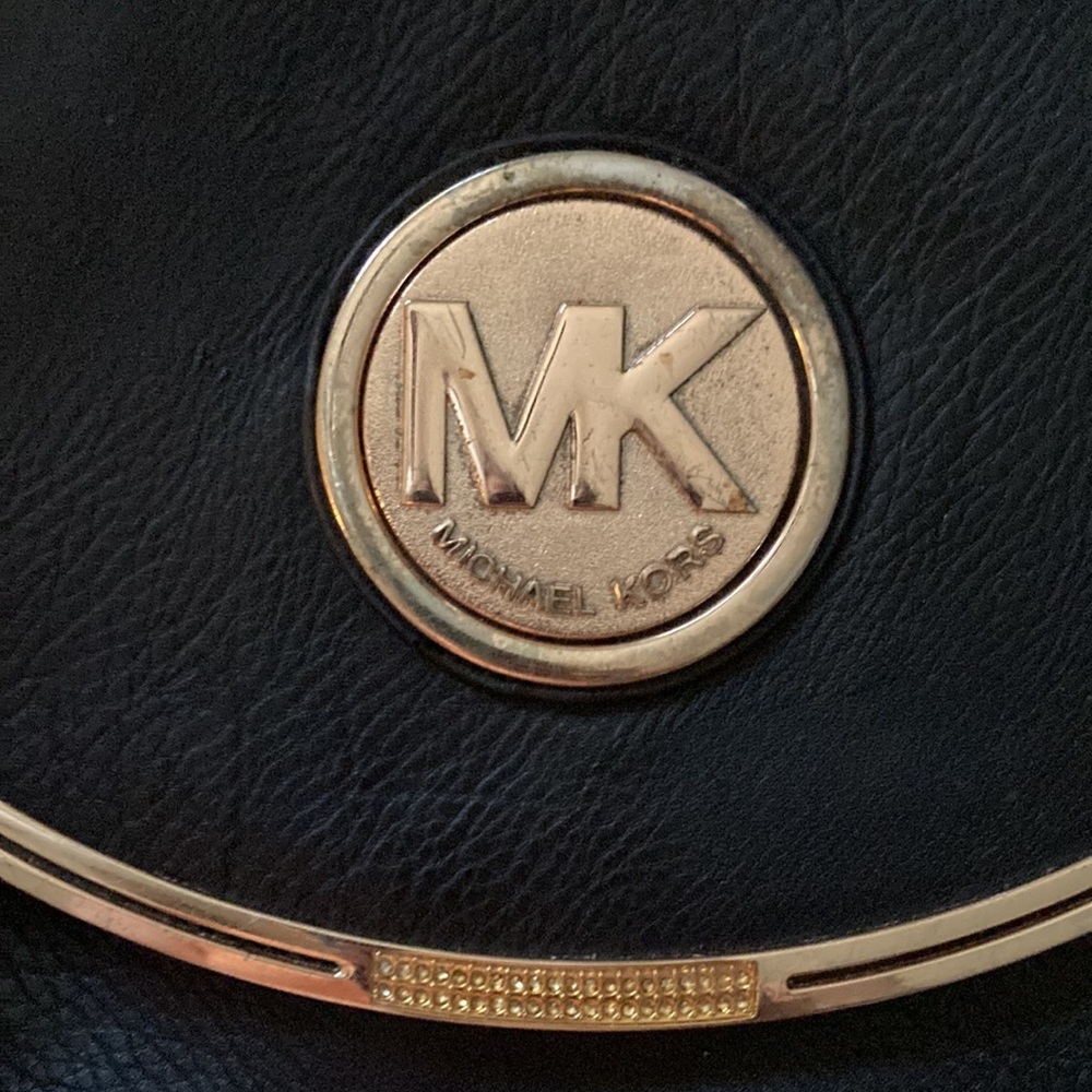 Black Michael Kors pocket book. Been used has been a good pocket book. - Picture 4 of 6